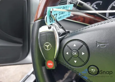 2010 Mercedes-Benz S 550 z USA, uszkodzony, nr VIN WDDNG7BB6AA341462